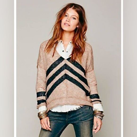 Free People ‘Twelve Roses’ Oversized Alpaca V-Neck Pullover Sweater - Picture 1 of 12